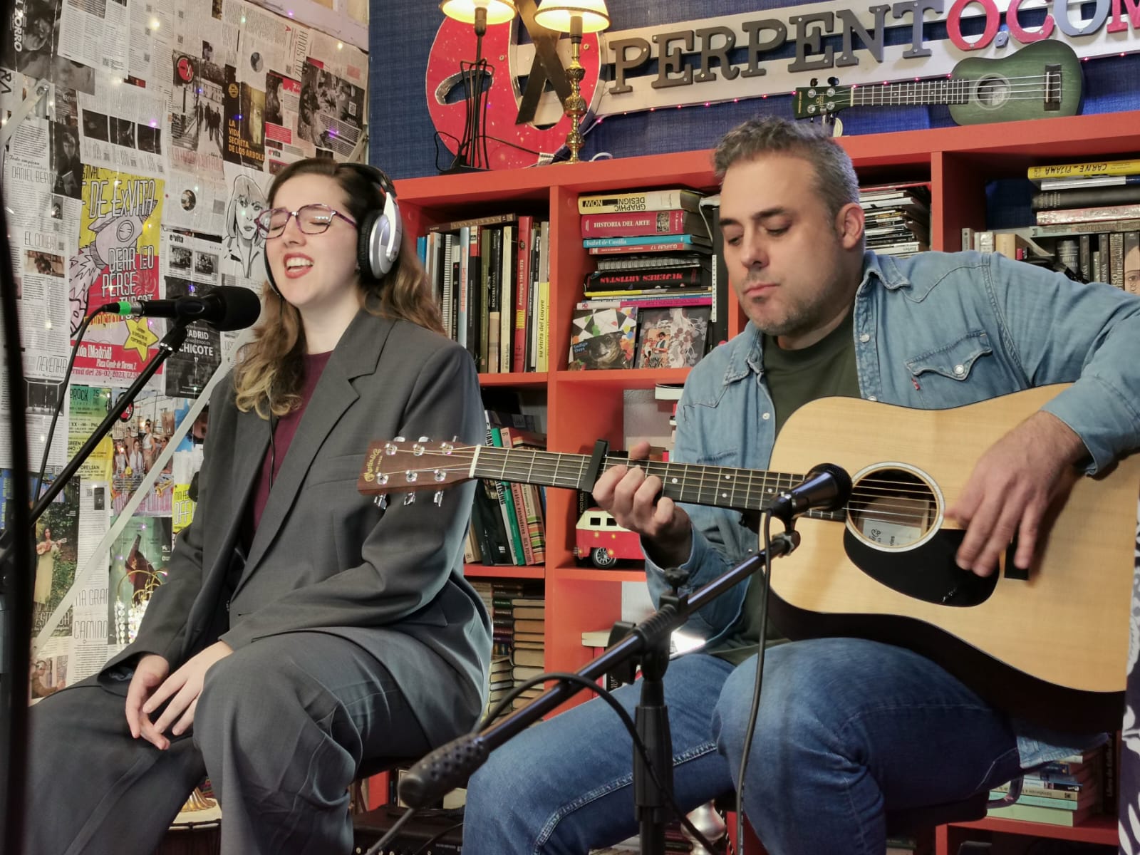 monalista tocando en acústico